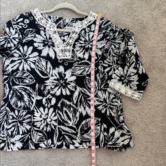 Alfred Dunner Black and White Floral Patterned Blouse-Crochet Accents Size 8P - Picture 5 of 5